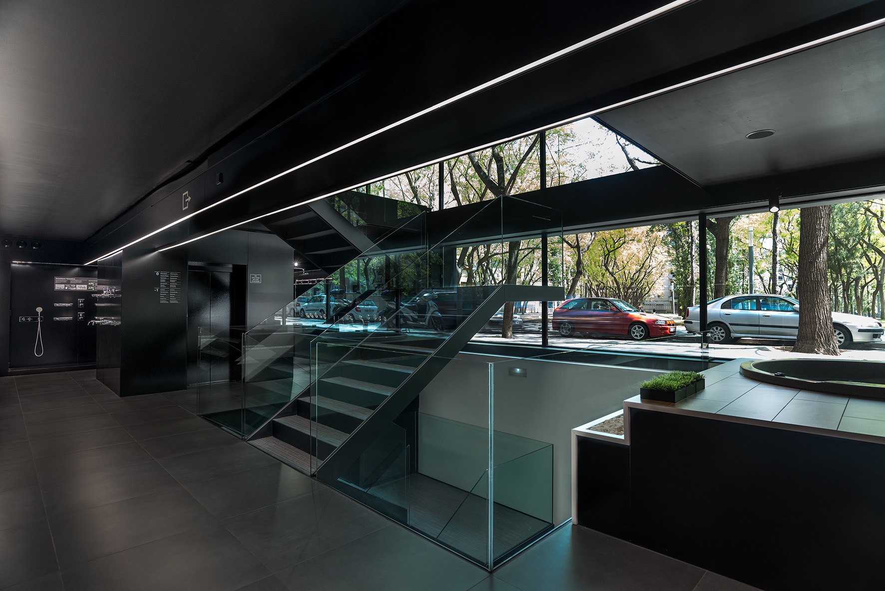<p>The best and largest display of Roca bathroom products and floor and wall tiles, with the option of requesting an appointment for personalised attention.&nbsp;</p>4